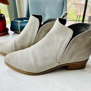 SALE!  Dolce Vita Cream Ankle Booties with V-Shaped Opening - Size 9!